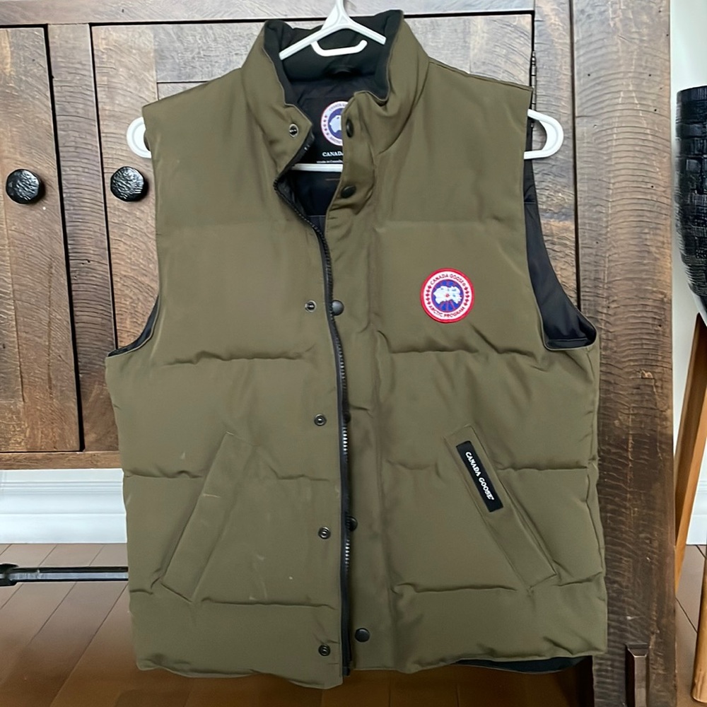 Authentic Canada Goose youth down vest size XL(18)